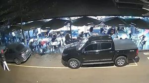 O ataque deixou duas pessoas mortas e três feridas na noite da sexta-feira (17) - Reprodução / PMPR