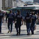 Agentes da Prefeitura do Rio percorrem a orla para fiscalização - Reprodução / SEOP