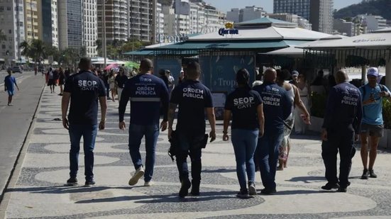 Agentes da Prefeitura do Rio percorrem a orla para fiscalização - Reprodução / SEOP