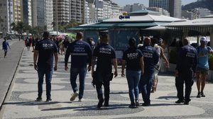 Agentes da Prefeitura do Rio percorrem a orla para fiscalização - Reprodução / SEOP