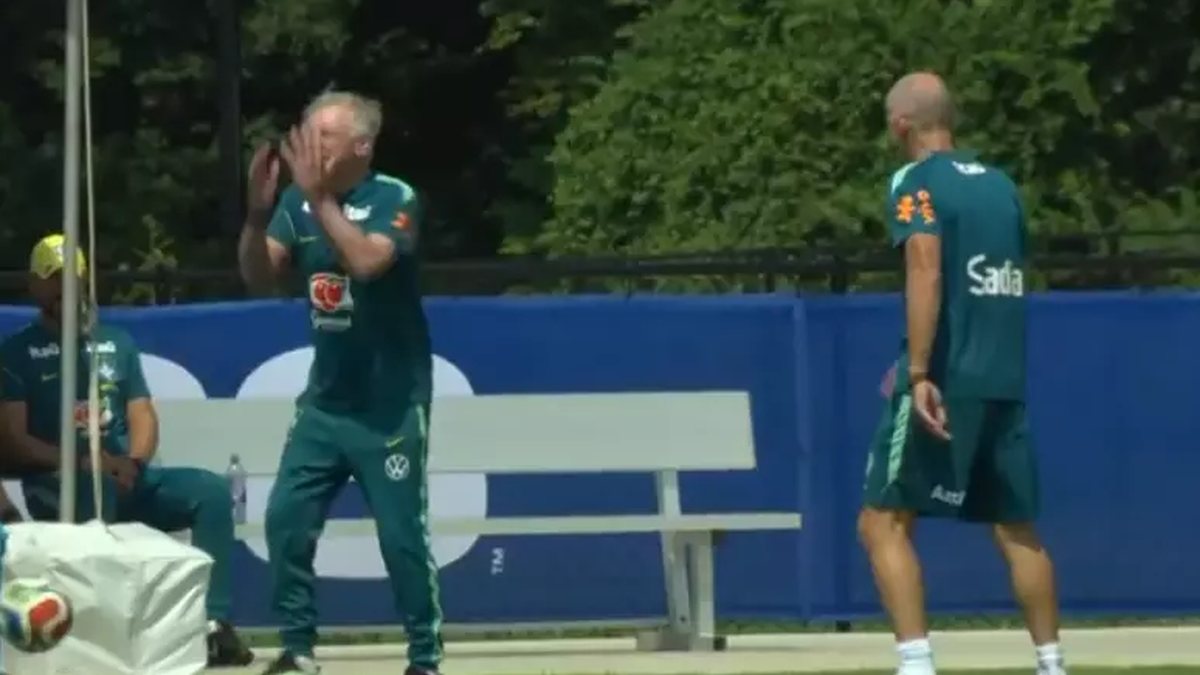 Ancelotti se irrita ao errar embaixadinha em treino da Seleção na Copa\u003B assista