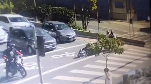 Câmera de segurança mostra momento em que policial foi baleado na Grande SP - Reprodução / Circuito de segurança