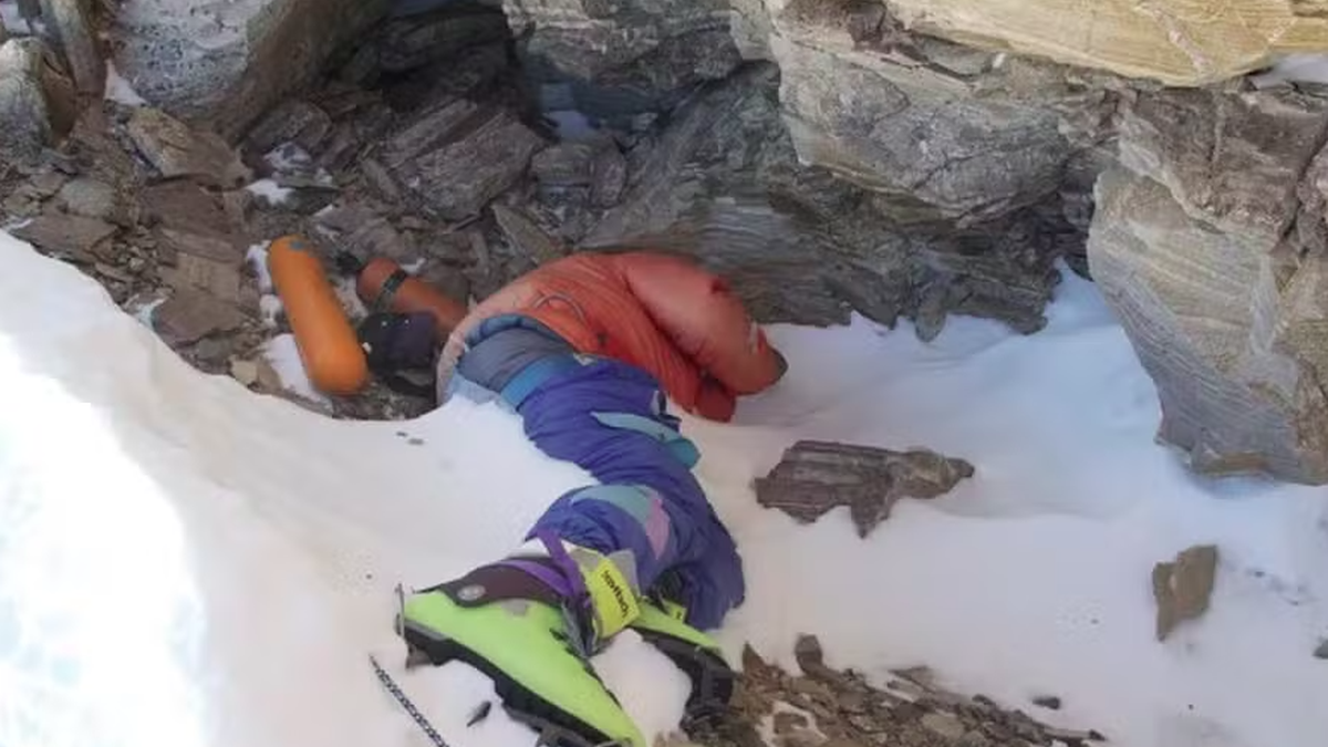 Mistério sobre o \u0027alpinista das botas verdes\u0027 no Everest é desvendado