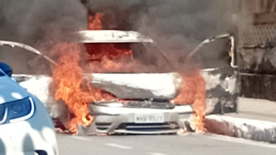 Carro pega fogo e é destruído em Arapiraca - Foto: Reprodução