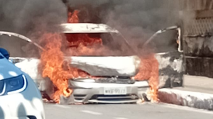 Carro pega fogo e é destruído em Arapiraca - Foto: Reprodução