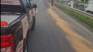 Agentes do Departamento Municipal de Transportes e Trânsito estiveram no local para ordenar o tráfego - Foto: Reprodução
