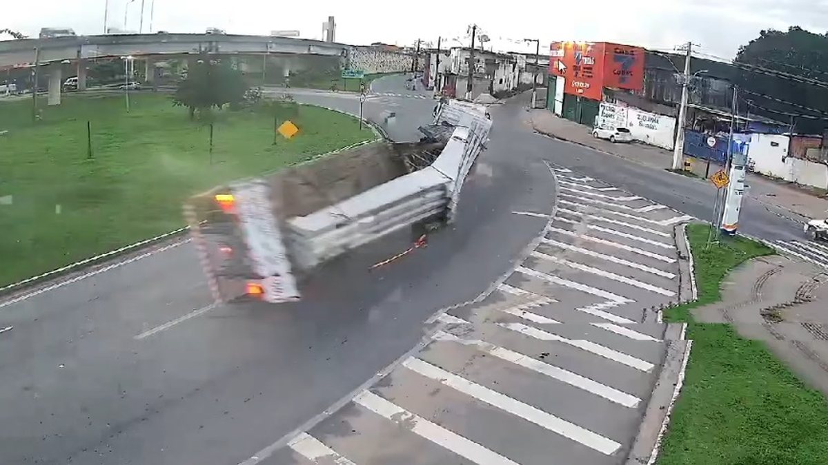 Vídeos: carreta que transportava vigas de concreto tomba na rotatória da antiga PRF