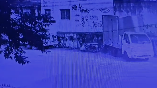 Imagem Vídeo: câmera flagra homem transportando saco com corpo de mulher em carrinho de mão no Jacintinho