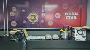 Imagem Polícia intercepta 5 kg de maconha que seriam entregues em endereço de Marechal Deodoro