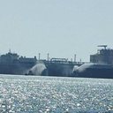 Navio em terminal de gás natural no terminal de Damietta, no Egito, é socorrido após ser atingido por drones - Reprodução / Redes Sociais