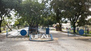 Veículo estava no estacionamento da Universidade Federal de Alagoas (Ufal), - Foto: Arquivo