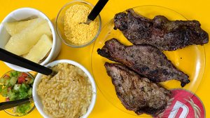 Imagem Arroz de tempero é a estrela do Espetinho do Samuel