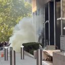 Um homem foi detido após provocar uma explosão em frente ao prédio do Serviço de Imigração e Controle de Alfândegas dos Estados Unidos (ICE, na sigla em inglês), em Nova York - Reprodução / FNTV