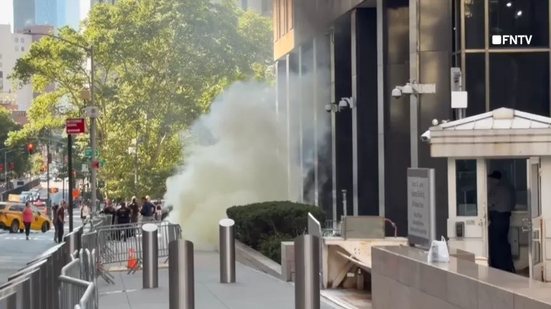 Um homem foi detido após provocar uma explosão em frente ao prédio do Serviço de Imigração e Controle de Alfândegas dos Estados Unidos (ICE, na sigla em inglês), em Nova York - Reprodução / FNTV