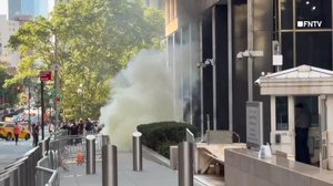 Um homem foi detido após provocar uma explosão em frente ao prédio do Serviço de Imigração e Controle de Alfândegas dos Estados Unidos (ICE, na sigla em inglês), em Nova York - Reprodução / FNTV
