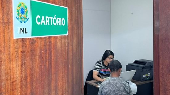 Familiar de vítima sendo assistido no recém-inaugurado posto avançado do 7º Cartório de Registro Civil - Ascom Polícia Científica