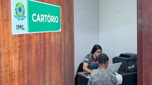 Familiar de vítima sendo assistido no recém-inaugurado posto avançado do 7º Cartório de Registro Civil - Ascom Polícia Científica