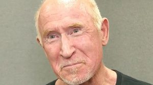 Imagem Morre ator que interpretou vilão de "Mad Max 2", aos 76 anos