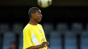 Kléberson durante treino da seleção, em preparação para o amistoso contra a seleção da Catalunha. Foto registrada em 13 de maio de 2002. - Juca Varella/Folhapress