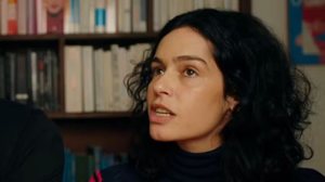 Maria Flor diz que terminou namoro após ex abandonar escova de dentes - Reprodução / Youtube