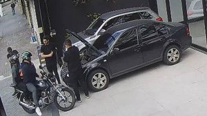 Policial atira contra dois homens em moto após eles anunciarem falso assalto, na zona leste de São Paulo - Reprodução / Câmera de segurança