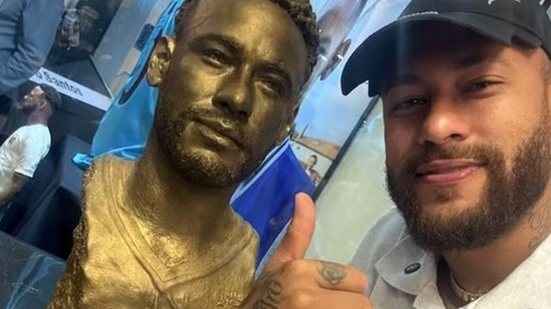 Imagem Neymar ganha estátua e busto no Memorial das Conquistas do Santos
