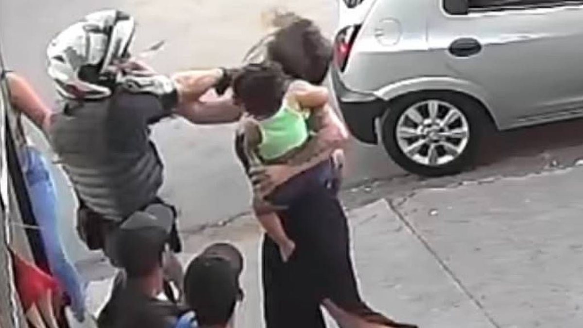 Vídeo: PM dá soco na cara de mulher que segurava bebê no colo, em Sorocaba