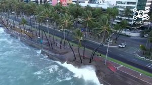 Ressaca no mar de Ponta Verde, nesta sexta-feira (17), em imagem feita pelo PajuDrone - Reprodução / TV Pajuçara