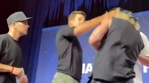 Tom Brady dá tapa em Logan Paul durante evento e alimenta rivalidade que pode acabar na WWE - Reprodução / X