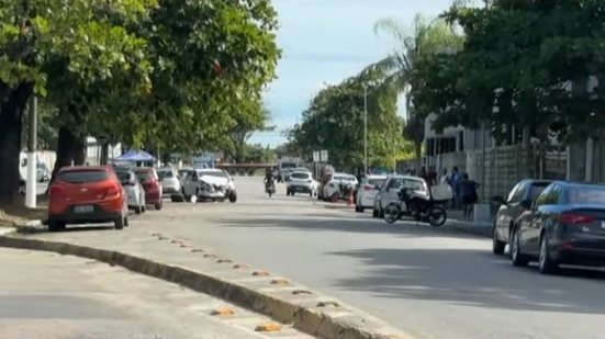 Perseguição a criminosos acaba com carro batido e sangue na via, na rua do Hospital Universitário - Reprodução / Redes sociais