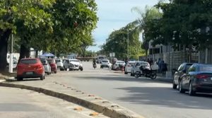 Perseguição a criminosos acaba com carro batido e sangue na via, na rua do Hospital Universitário - Reprodução / Redes sociais
