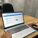 Receber a conta de luz por meios digitais garante mais praticidade no dia a dia, reduz o consumo de papel e contribui para a preservação ambiental