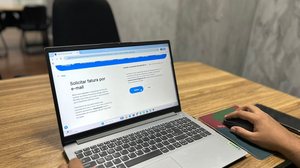Receber a conta de luz por meios digitais garante mais praticidade no dia a dia, reduz o consumo de papel e contribui para a preservação ambiental