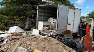 Alurb apreende caminhão que realizava descarte irregular na Santa Lúcia. - Foto: Ascom Alurb
