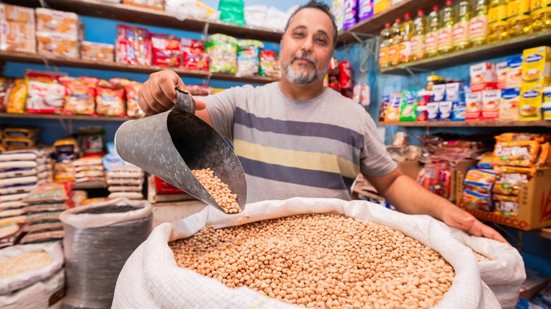 No Dia do Feirante, celebrado nesta terça-feira (25), história de Marcelo dos Santos mostra como o trabalho nas feiras atravessa gerações e faz parte da vida da capital - Foto: Secom Maceió