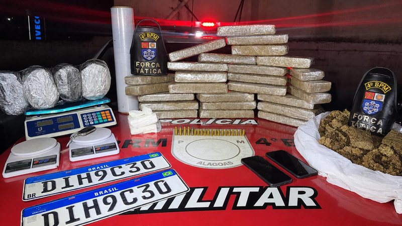 Dupla é flagrada em carro usado para o tráfico e polícia apreende 23 kg de drogas em Maceió