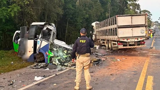 Acidente entre ônibus e carreta deixa 23 mortos e quatro feridos no Paraná - PRF