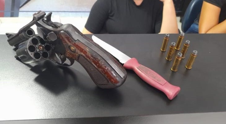 Homem é preso com revólver e faca após ameaçar mulher no Cidade Universitária