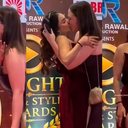 Atriz indiana é beijada à força por fã durante evento - Reprodução / X