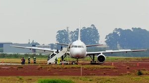 Avião sai da pista em Cascavel - RPC Cascavel