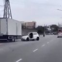 Caminhão arrasta carro após suposta briga de trânsito na zona norte do Rio - Reprodução