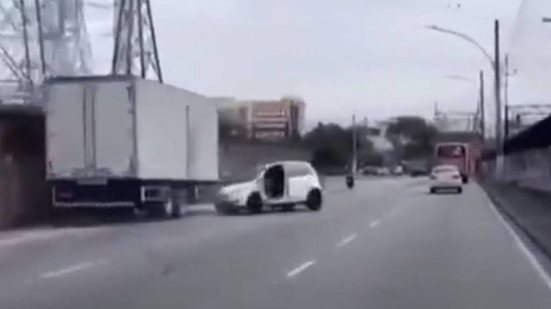 Caminhão arrasta carro após suposta briga de trânsito na zona norte do Rio - Reprodução