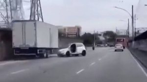 Caminhão arrasta carro após suposta briga de trânsito na zona norte do Rio - Reprodução