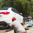 Parte dos carros foi recolhida por guinchos e levada para delegacia - Foto: Reprodução/TV Pajuçara