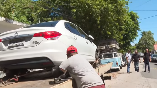 Parte dos carros foi recolhida por guinchos e levada para delegacia - Foto: Reprodução/TV Pajuçara