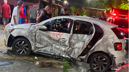 Veículo do motorista também foi danificado por populares - Foto: Cortesia ao TNH1