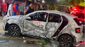 Veículo do motorista também foi danificado por populares - Foto: Cortesia ao TNH1