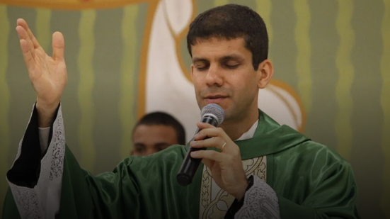 Decisão contra o padre Rodrigo de Oliveira da Silva ocorre após adesão à Fraternidade São Pio X, considerada em estado de cisma - Foto: Reprodução