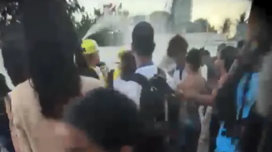 Episódio teria acontecido no ponto de ônibus na área externa da unidade de ensino - Foto: Reprodução