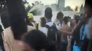 Episódio teria acontecido no ponto de ônibus na área externa da unidade de ensino - Foto: Reprodução